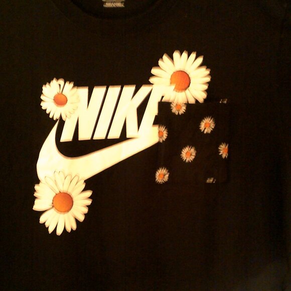 NIKE SPORTSWEAR "Daisy Pocket Tee" MEN'S BLACK WHITE T-SHIRT XL DM6429-010 - Picture 2 of 7